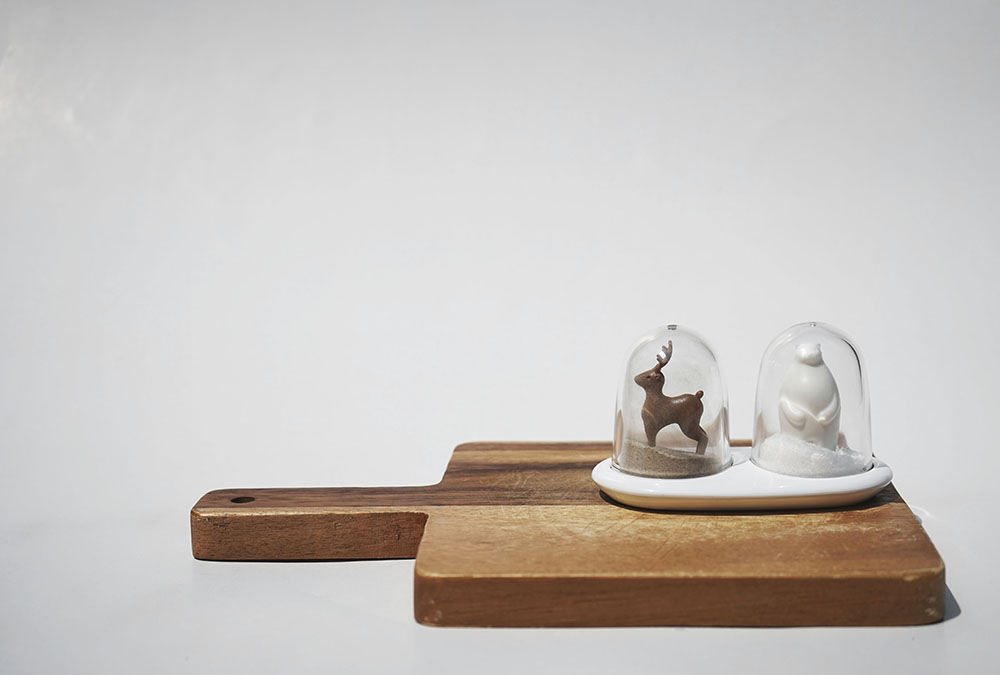 WILDLIFE SALT AND PEPPER SHAKER (DEER+BEAR)